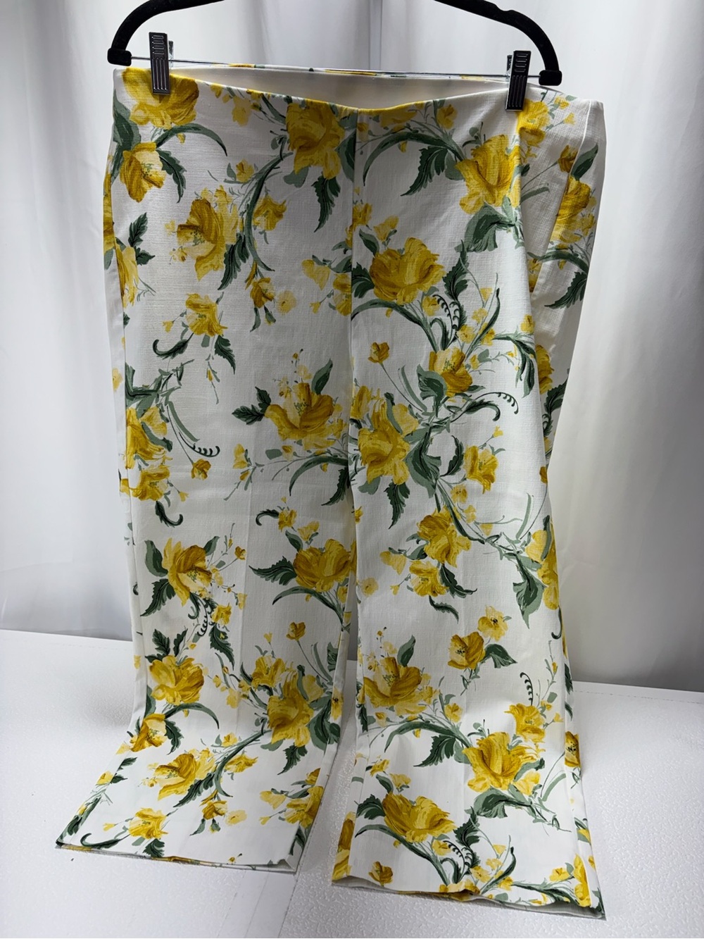Chico's White Cropped Pants with Yellow Floral Print 4387